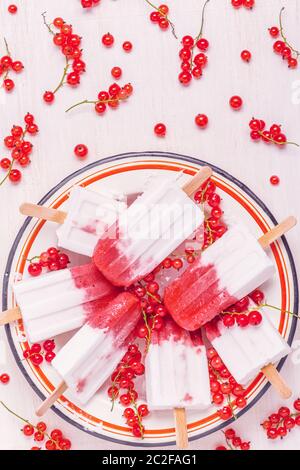 Hausgemachte Beeren und Kokosmilch Eis am Stiel, Ansicht von oben. Stockfoto