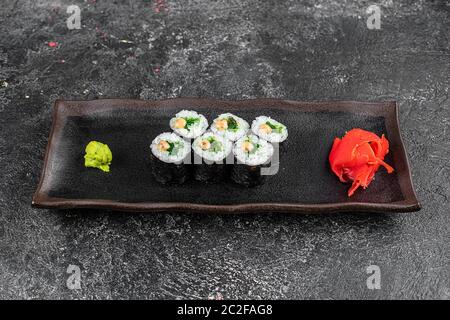 Sushi-Brötchen mit Meeresfrüchten und Chuka-Salat. Grünes Sushi. Draufsicht. Freier Speicherplatz für Ihren Text. Stockfoto