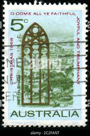 AUSTRALIEN - UM 1968: Briefmarke gedruckt von Australien, zeigt Ansicht von Bethlehem und Kirchenfenster, um 1968 Stockfoto