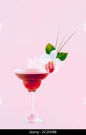 Mocktail mit Erdbeere, Blumen und tropischen Blättern dekoriert, selektive konzentrieren. Stockfoto