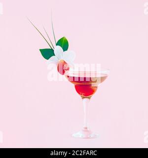 Mocktail mit Erdbeere, Blumen und tropischen Blättern dekoriert, selektive konzentrieren. Stockfoto