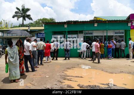 Guwahati, Assam, Indien. Juni 2020. Menschen in der Warteschlange, um Proben für COVID-19 Abstrichprobe während der laufenden landesweiten Sperre, in Dispur in Guwahati geben. Kredit: David Talukdar/ZUMA Wire/Alamy Live Nachrichten Stockfoto