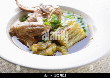 Geschmorte Hähnchenflügel mit bitterem Geschmack Stockfoto