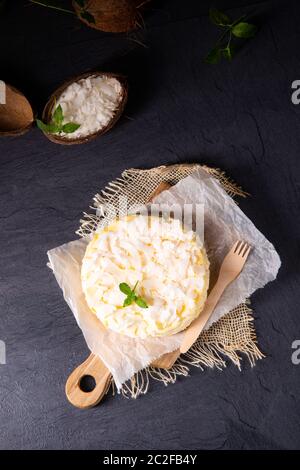 Ein einfacher Quark-Kokosnuss-Kuchen aus der Zinn Stockfoto