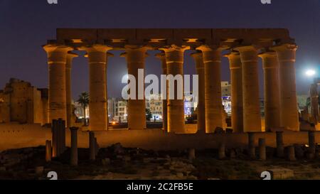 Luxor Tempel in Luxor, Ägypten. Luxor Tempel ist ein großer altägyptischer Tempelkomplex am Ostufer des Nils in der Stadt heute kno Stockfoto