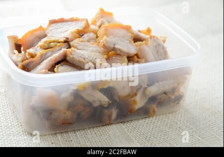 Knusprig knusprig knusprig Schweinebauch, wird in asiatischen Aromen mariniert, dann mit einer Salzkruste für knusprige Haut und zartes Fleisch geröstet. Stockfoto