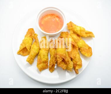 Tiefgebratene Won Tonne auf weißer Platte mit Tauchquelle Stockfoto