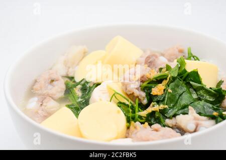 Gekochter Reis mit Schweinefleisch, Efeu-Kürbisblättern und weichem Tofu Stockfoto
