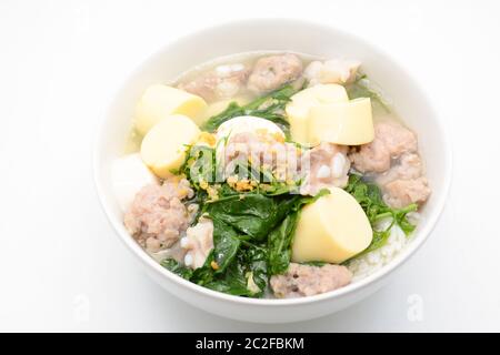 Gekochter Reis mit Schweinefleisch, Efeu-Kürbisblättern und weichem Tofu Stockfoto