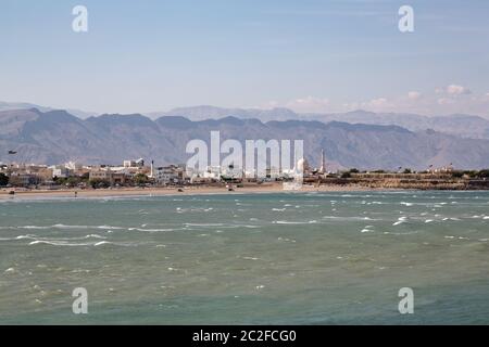 Panoramablick auf die Küste von Sur, Oman mit Bergen im Hintergrund Stockfoto