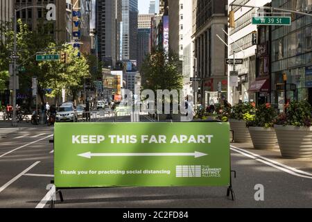 Soziale Distanzierungszeichen sind in New York City aufgrund des Coronavirus, USA, ein häufiger Anblick Stockfoto