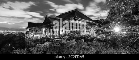 Schwarz-Weiß-Nachtfoto des Kiyomizu-dera-Tempels in Kyoto, Japan. Stockfoto