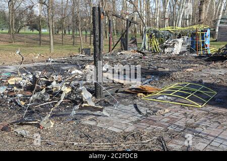 Gebrannt Hütte Haus nach Brandschaden bleibt Stockfoto