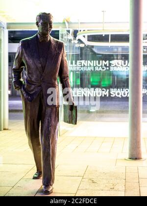 Bristol, England, UK - 8. Juni 2020: Eine Statue des Schauspielers Cary Grant steht auf dem Millennium Square im Zentrum von Bristol. Stockfoto