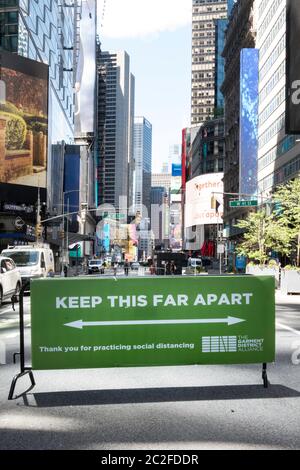 Soziale Distanzierungszeichen sind in New York City aufgrund des Coronavirus, USA, ein häufiger Anblick Stockfoto