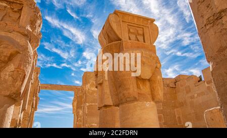 Luxor, Ägypten: Der Totentempel der Hatschepsut, auch bekannt als der Djeser-djeseru, ist ein Totentempel des alten Ägypten, der in Oberägypten liegt Stockfoto
