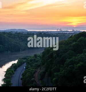 Der Sonnenuntergang wirft ein rosa und orangefarbenes Licht über den Fluss Avon, das Royal Portbury Dock und den Bristol Channel, von Durdham Down in Bristol aus gesehen. Stockfoto