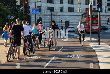 London, England, Großbritannien - 19. Juli 2016: Radfahrer fahren über die Blackfriars Bridge auf Londons neu eröffnetem Nord-Süd Cycle Superhighway. Stockfoto