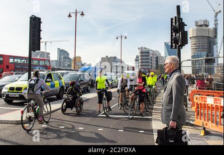 London, England - 6. Mai 2016: Radfahrer, darunter ein Rollstuhlfahrer, fahren auf Londons neuem Cycle Superhighway auf der Blackfriars Bridge Stockfoto