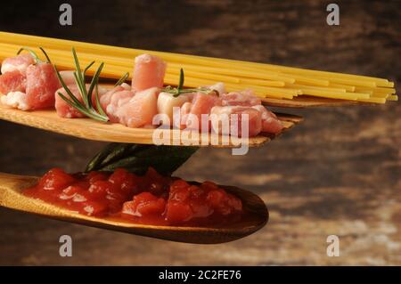 Spaghetti mit Tomatensauce und Speck Stockfoto