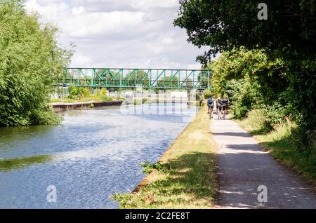 London, England, Großbritannien - 28. Juli 2013: Radfahrer fahren auf dem Schlepptörm der River Lee Navigation, Teil des National Cycle Network, in Enfield, Nord-L. Stockfoto