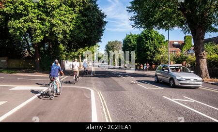 Brighton, England, Großbritannien - 8. August 2012: Fahrradfahrer fahren auf Radwegen entlang der Old Shoreham Road in Brighton und Hove. Stockfoto