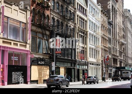 Manhattan-Geschäfte in SoHo sind alle als Reaktion auf die Plünderungen, Unruhen und Vandalismus, Juni 2020, New York City, USA, verladen Stockfoto