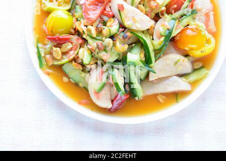 Gurkensalat mit konservierten Schweinefleischwürsten, Thai beliebte Lebensmittel namens Som TUM Tang, heiß und würzig, gemischtes Gemüse. Stockfoto