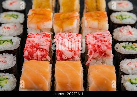 Traditionelles japanisches Essen - Sushi, Brötchen und Sauce auf grauem Metall Hintergrund. Ansicht von oben Stockfoto