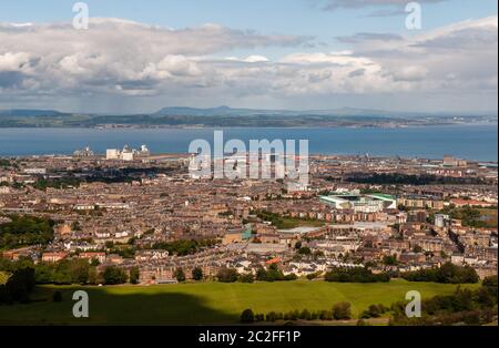 Das Stadtbild von Edinburgh, einschließlich Leith Docks, Easter Park Stadion und die Abbeyhill und Lochened Viertel, ist unter Arthur's Seat angelegt, Stockfoto