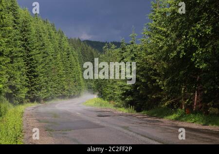 Nasse Straße nach dem Regen in Siebenbürgen, Rumänien Stockfoto