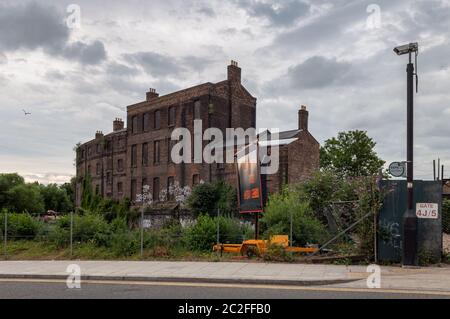 London, England, Großbritannien - 13. Juli 2010: Graffiti bedeckt das vergoss und veröden Kohlebüro Gebäude warten auf die Sanierung der King's Cross Waren Stockfoto