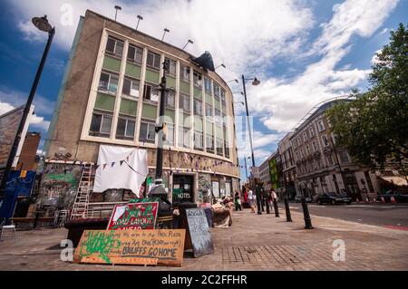 London, England, UK - 4. Juli 2010: Postest-Schilder schmücken ein verderbtes Bürogebäude in der Old Street, einem Viertel, das in i eine schnelle Gentrifizierung durchläuft Stockfoto