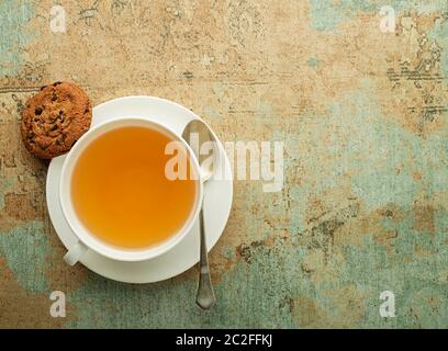 Tasse grün und Kräuter Tee serviert mit Cookie auf hölzernen Tisch Stockfoto