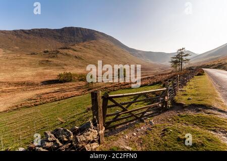 Die Sonne scheint auf den rauen Bergen des Newlands Valley im englischen Lake District. Stockfoto