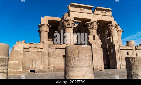 Tempel von Kom Ombo. Kom Ombo ist eine landwirtschaftliche Stadt in Ägypten berühmt für den Tempel von Kom Ombo. Es war ursprünglich eine ägyptische Stadt namens Nubt, meani Stockfoto