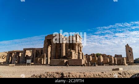 Tempel von Kom Ombo. Kom Ombo ist eine landwirtschaftliche Stadt in Ägypten berühmt für den Tempel von Kom Ombo. Es war ursprünglich eine ägyptische Stadt namens Nubt, meani Stockfoto