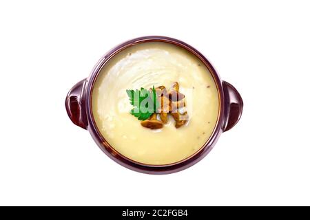 Pilz Suppe pürieren mit Pfifferlingen in einem Ton Schüssel auf weißem Hintergrund von oben isoliert Stockfoto