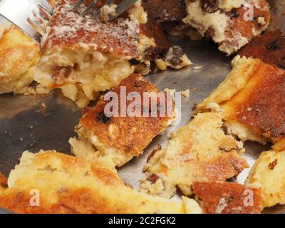 Österreichische Dessert Kaiserschmarrn in einem Topf, traditionelles Essen Konzept Stockfoto