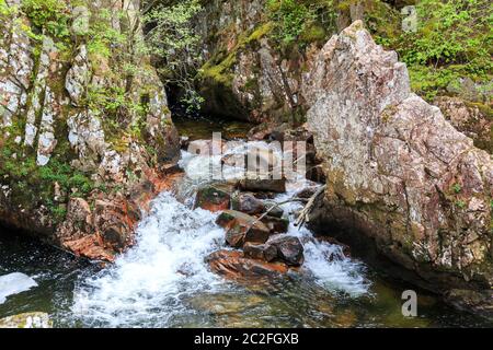 Wasser von Nevis Niederwasser fällt in Glen Nevis Stockfoto