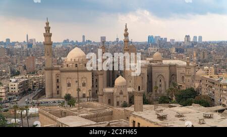 Luftaufnahme der Altstadt von Kairo. Moschee-Madrassa von Sultan Hassan. Kairo. Ägypten. Zeitraffer Stockfoto