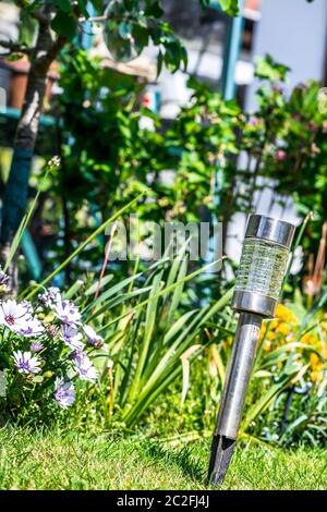 Schließen Sie das Sonnenlicht der Lampe im Garten Stockfoto