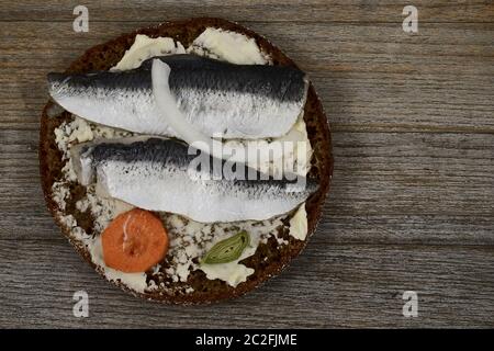 Hering auf Roggenbrot, Holz Hintergrund geschnitten Stockfoto