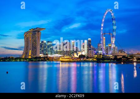 Skyline von Singapur bei Nacht mit Blick auf Marina Bay Stockfoto