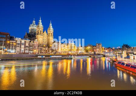 Amsterdam Stadt mit St. Nikolaus Kirche und Kanal in Amsterdam Stadt, Niederlande Stockfoto