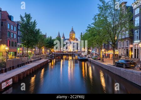 St. Nikolaus Kirche bei Nacht in Amsterdam, Niederlande Stockfoto