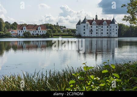 West Side von Glücksburg Schloss mit Teich, Schleswig-Holstein, Deutschland Stockfoto