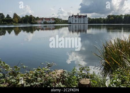 West Side von Glücksburg Schloss mit Teich, Schleswig-Holstein, Deutschland Stockfoto