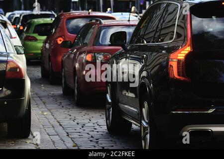 Fluss des Autos in die nächtliche Stadt Stockfoto