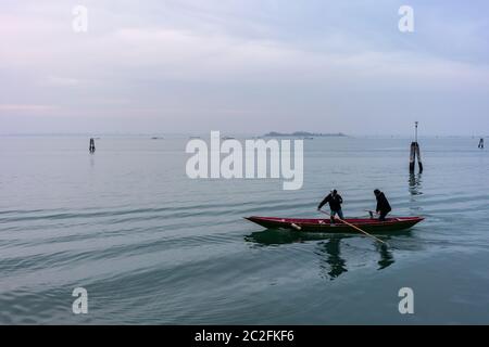 Italien, Venedig, Dezember 12 2018 Boot auf der Lagune. Stockfoto